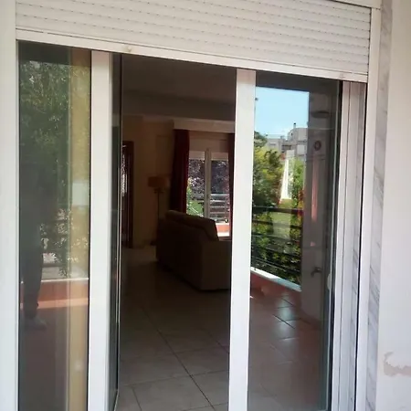 αυτόνομο οροφοδιαμέρισμα με ανεξάρτητη είσοδο και ιδιωτικό πάρκινγκ και περιβάλλον χώρο *