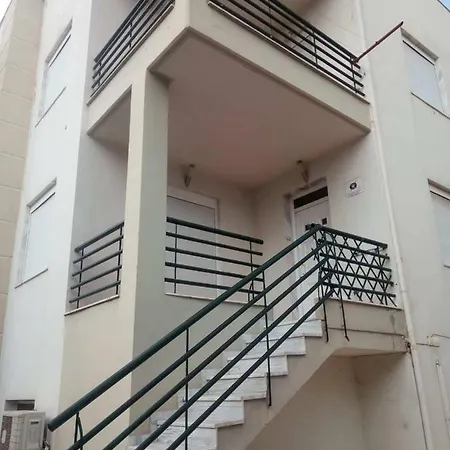 αυτόνομο οροφοδιαμέρισμα με ανεξάρτητη είσοδο και ιδιωτικό πάρκινγκ και περιβάλλον χώρο Thessaloniki