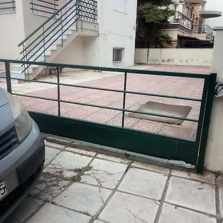 αυτόνομο οροφοδιαμέρισμα με ανεξάρτητη είσοδο και ιδιωτικό πάρκινγκ και περιβάλλον χώρο Apartment